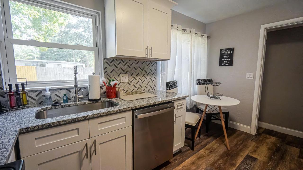 Elegant Cozy Oasis On A Traffic Free Street Βίλα Κλιαργουότερ Εξωτερικό φωτογραφία